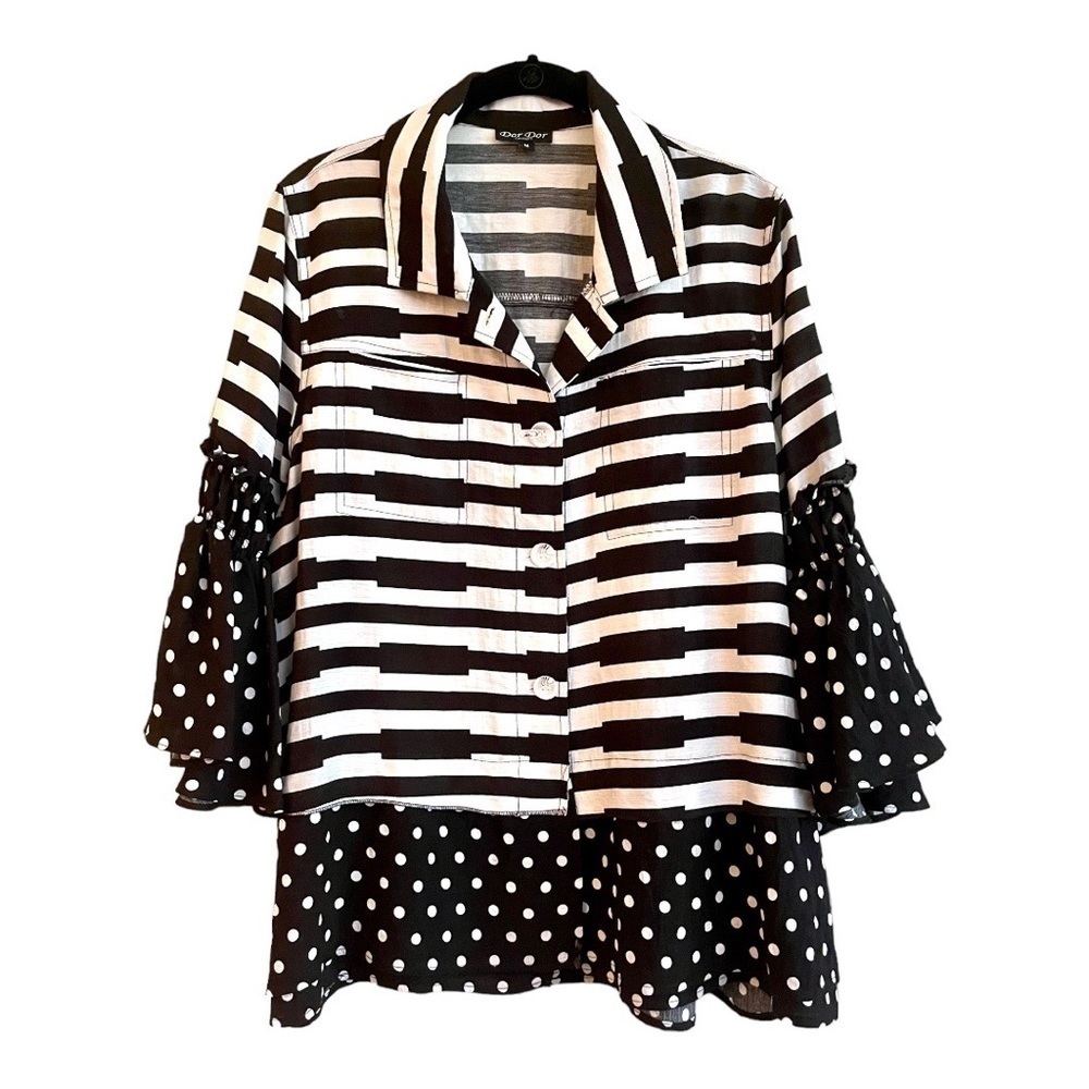 DOR DOR COUTURE, WOMENS BUTTON DOWN TOP. STRIKING, BLACK & WHITE COLORS. SIZE M